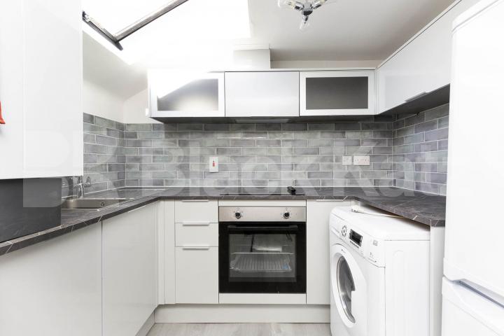 refurbished split level top floor 1 bedroom property in Clapton Thistlewaite Road, Clapton